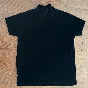 Black velour top. Size small. New condition.